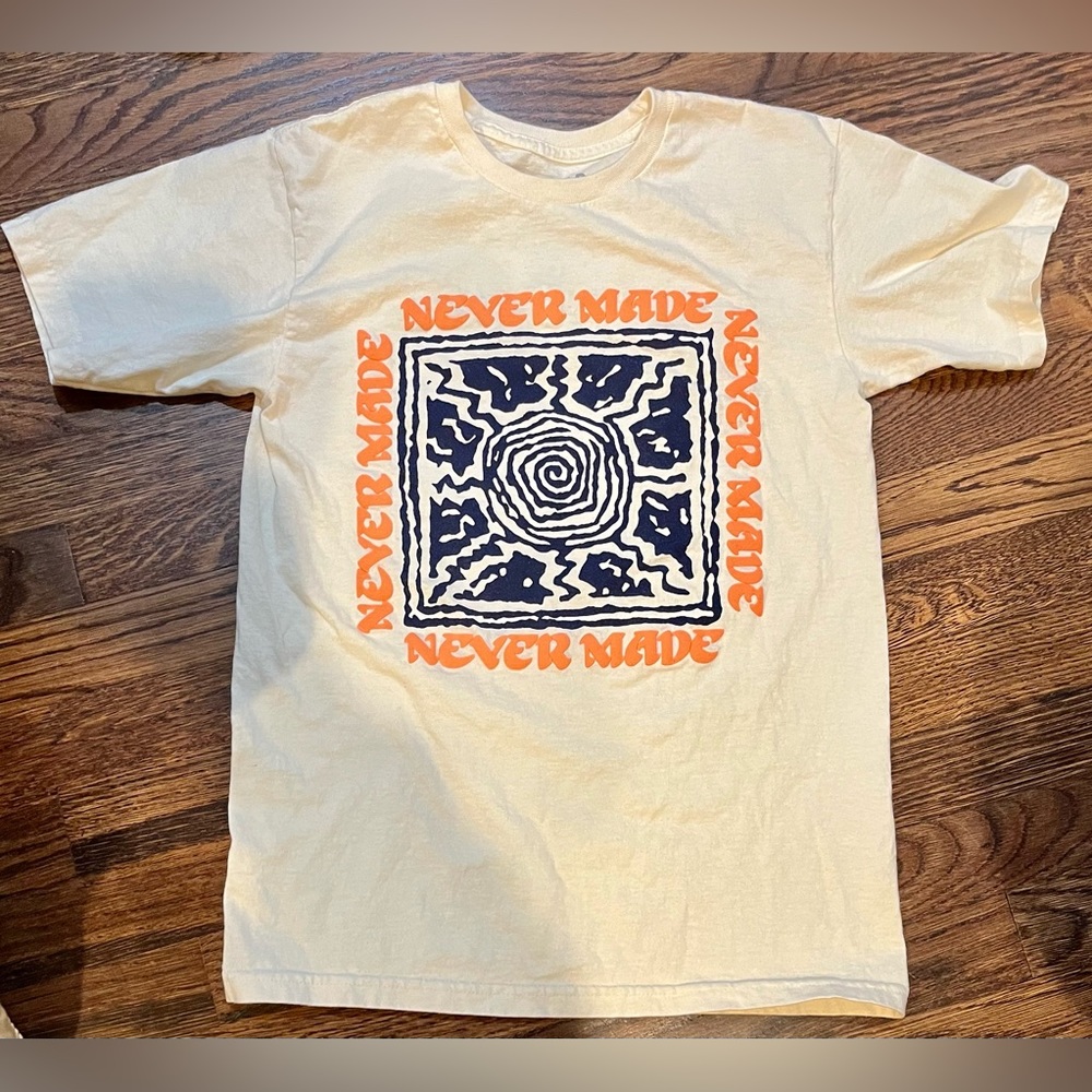 URBAN OUTFITTERS NEVER MADE Embossed Lettering Short Sleeve T-Shirt Mens Size: S